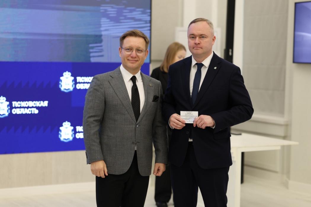 Депутатам Псковского заксобрания вручили удостоверения