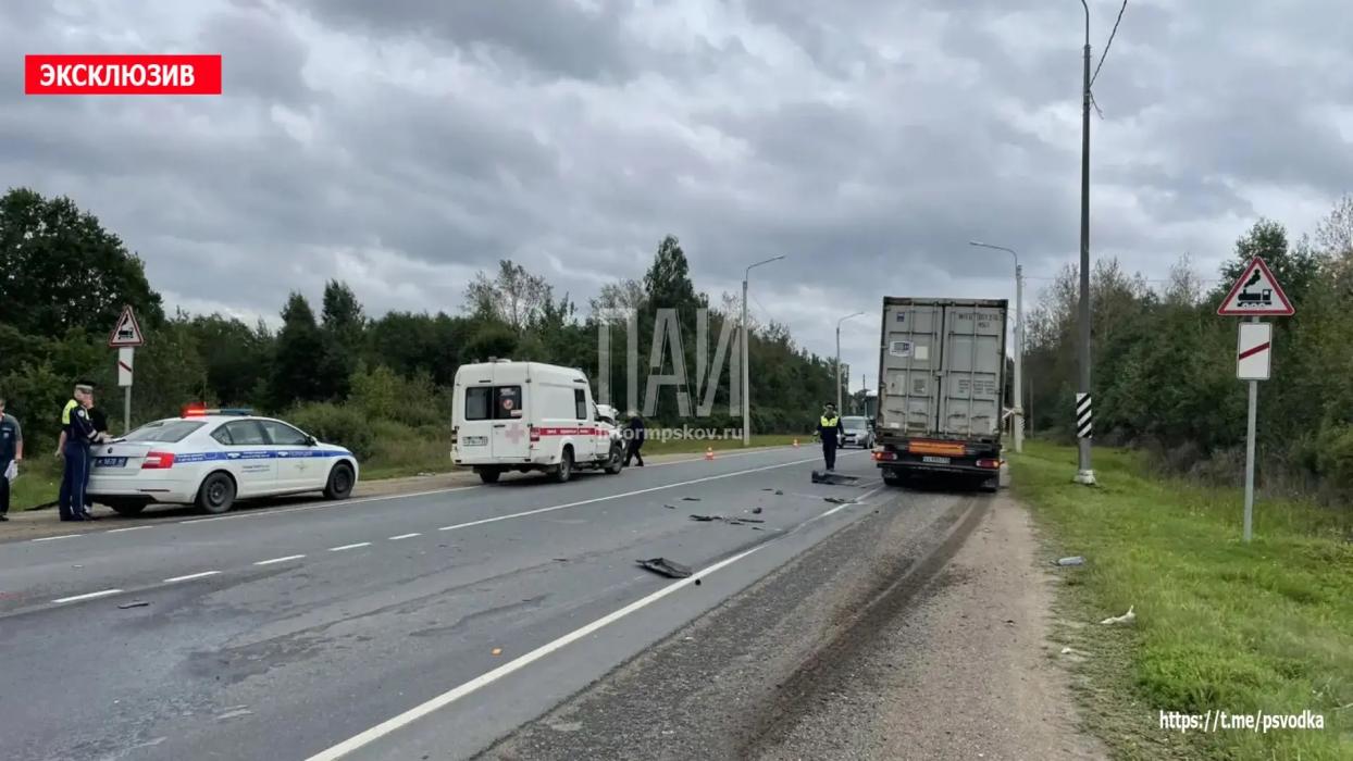 Два человека пострадали в ДТП с фурой в Острове