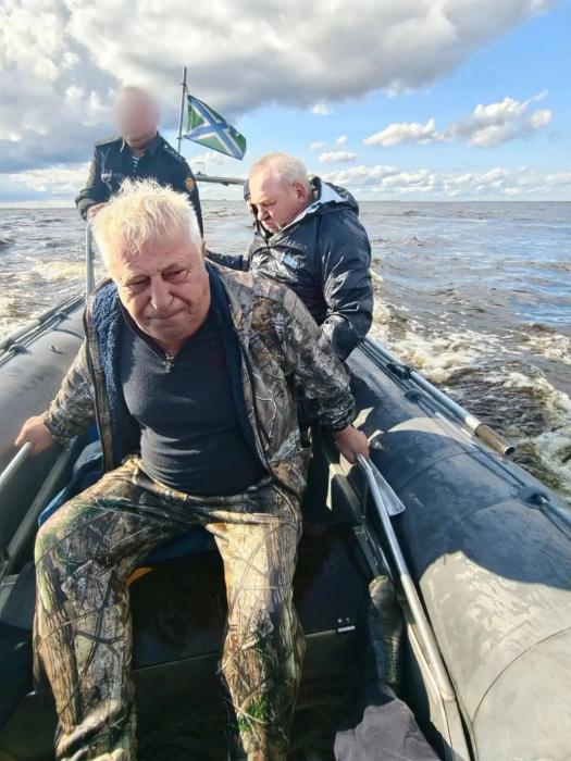 В Псковской области двое рыбаков чудом выжили после опрокидывания лодки в озере