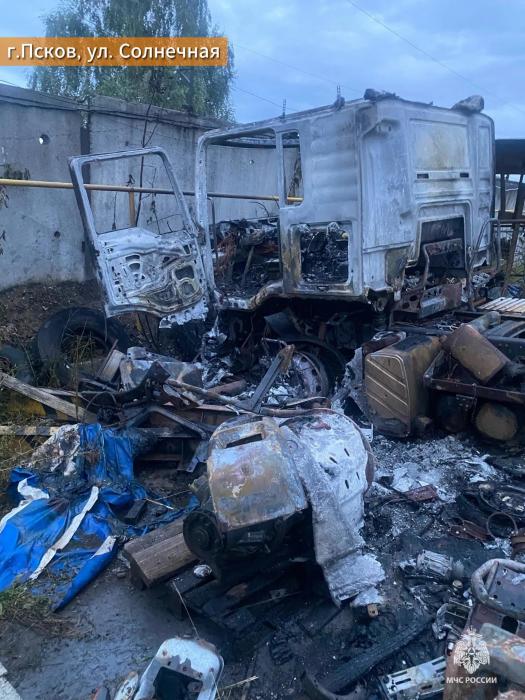 Грузовой тягач и кроссовер сгорели в Псковской области