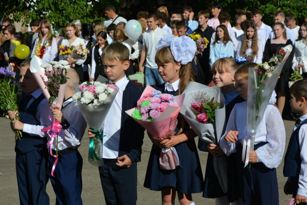 Торжественная линейка в Новоржеве 