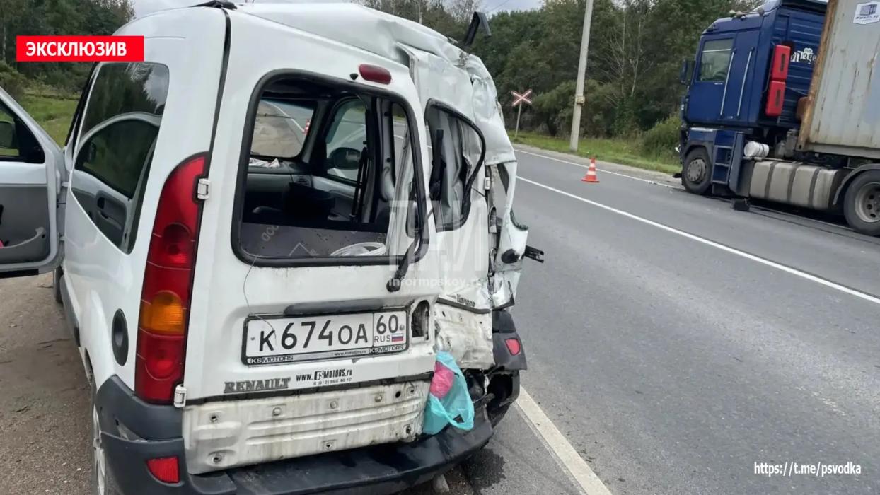 Два человека пострадали в ДТП с фурой в Острове