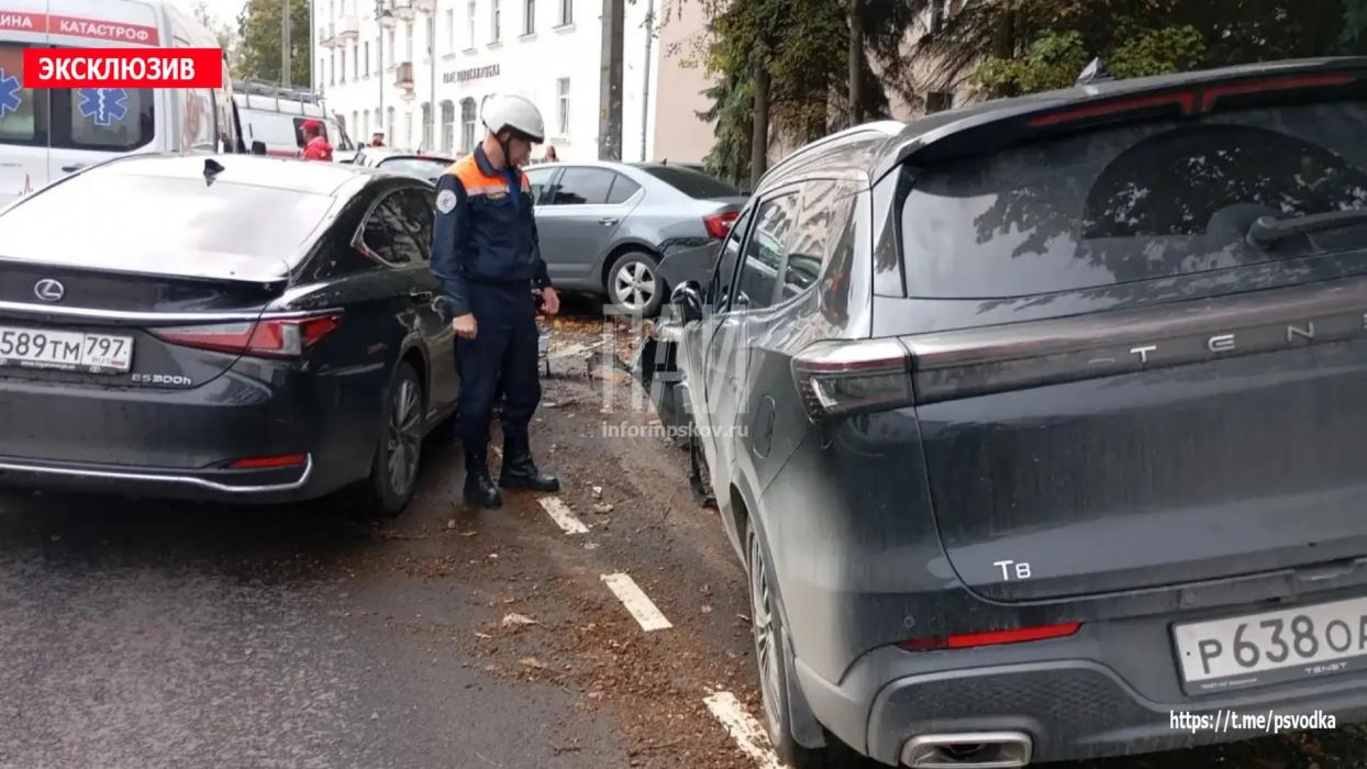 «Лексус» протаранил три автомобиля в Пскове