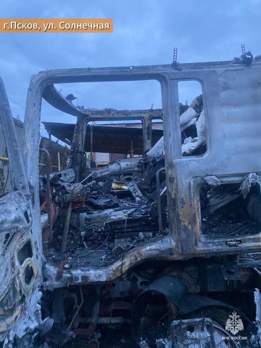 Грузовой тягач и кроссовер сгорели в Псковской области