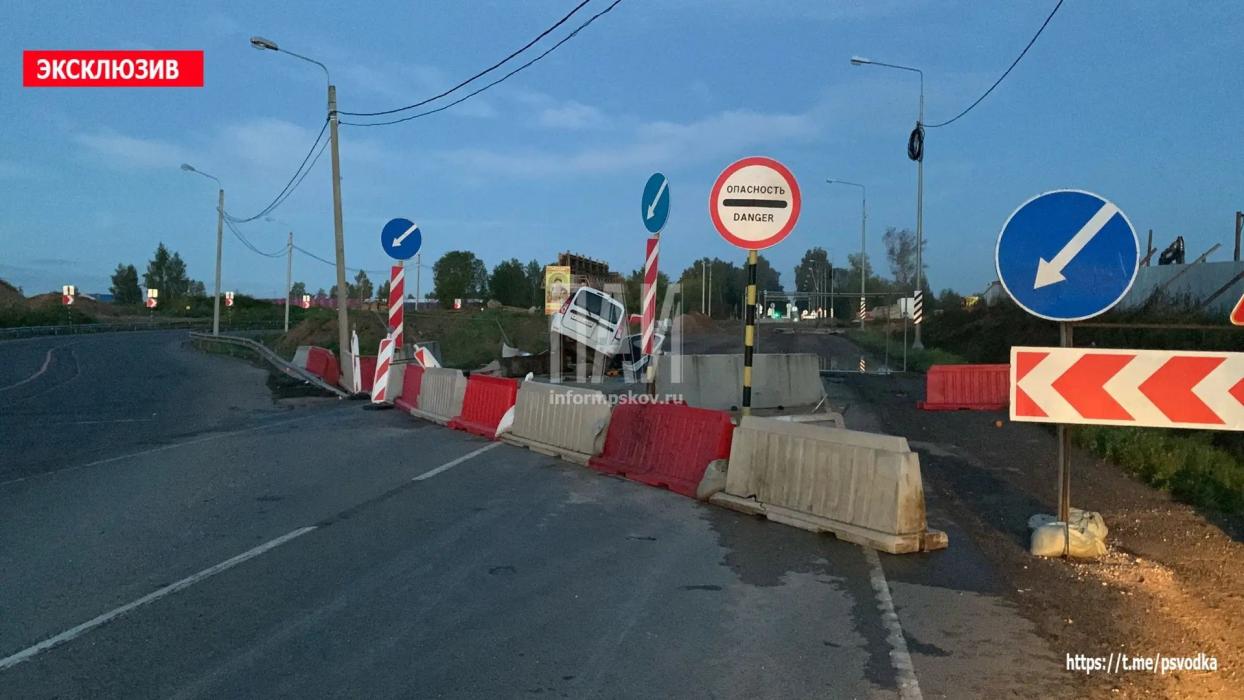 Водитель Lada Largus госпитализирован после наезда на бетонные ограждения на трассе Псков – Изборск
