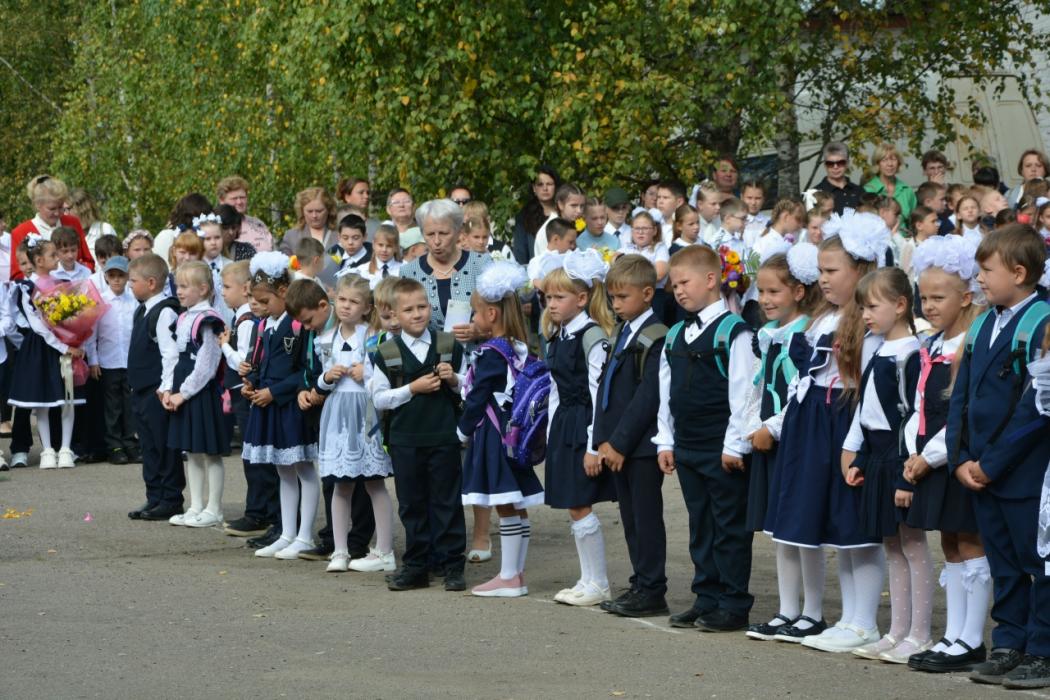 Торжественная линейка в Новоржеве 