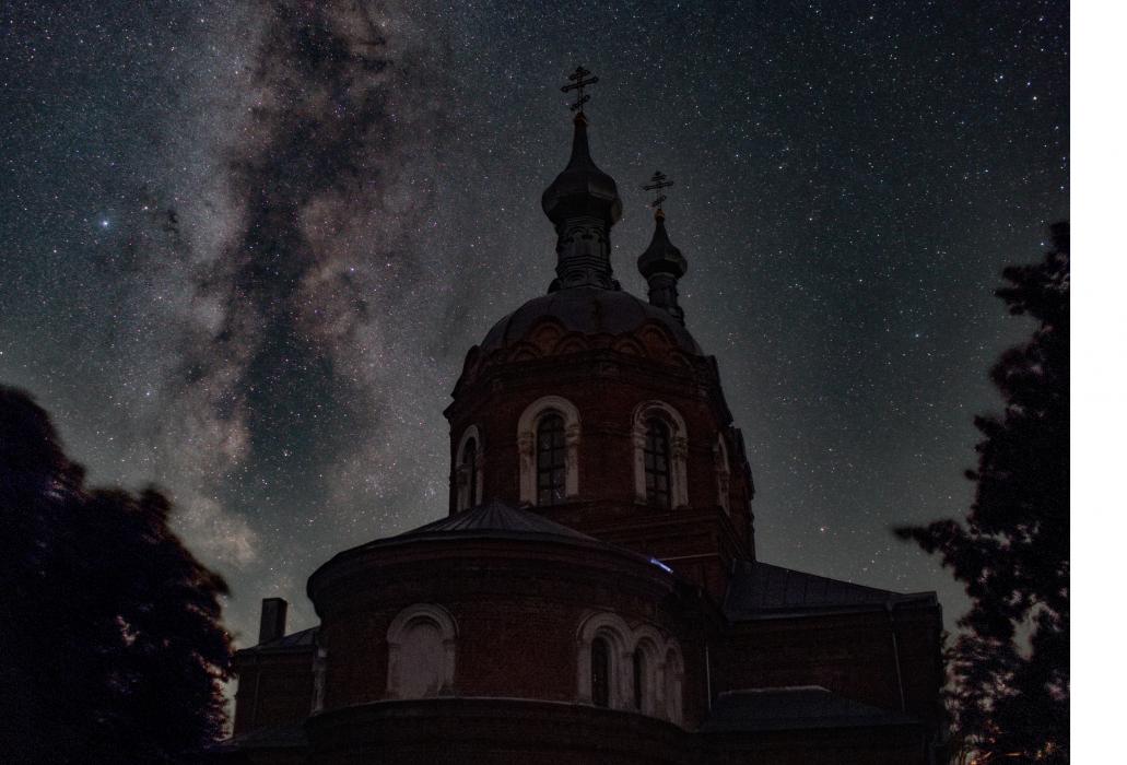 Млечный Путь над Петропавловским храм в д. Кунесть Гдовского района