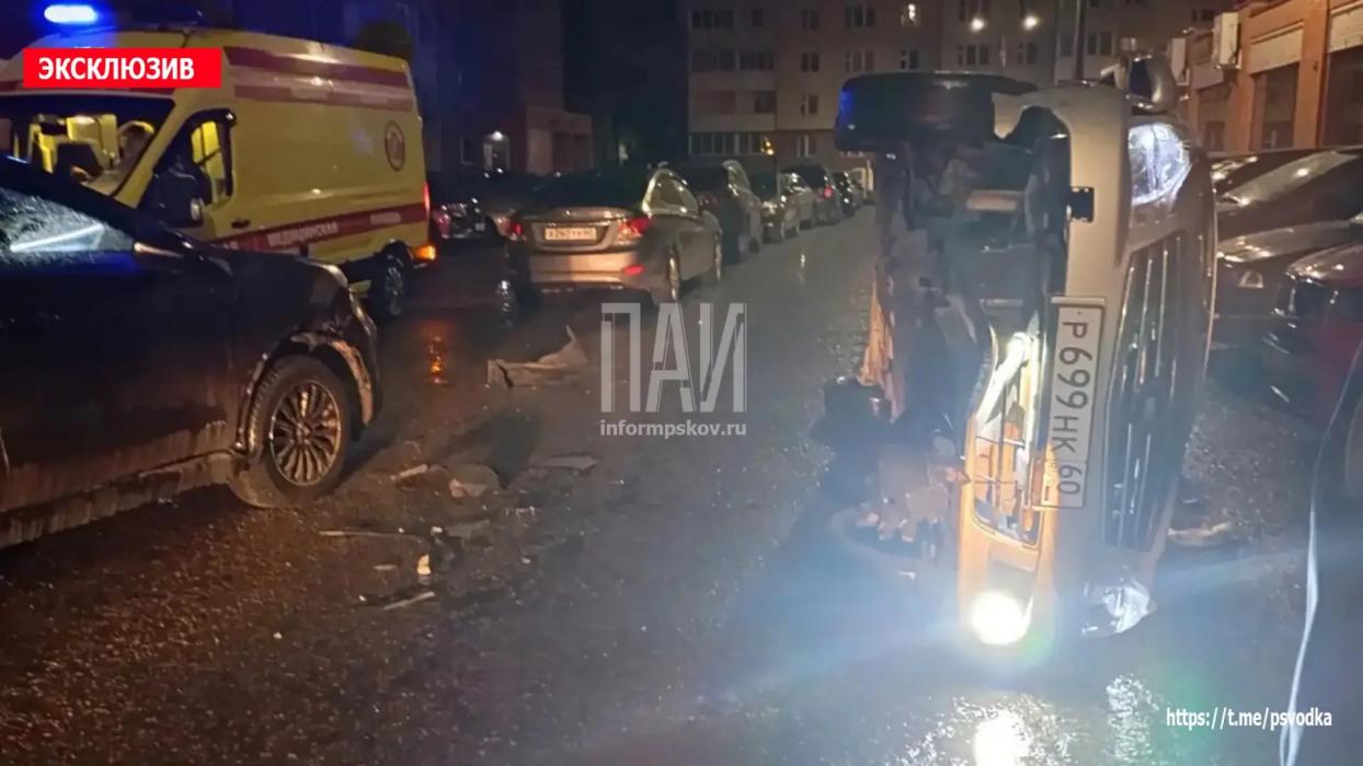 В Пскове Nissan протаранил автомобили на парковке и перевернулся 