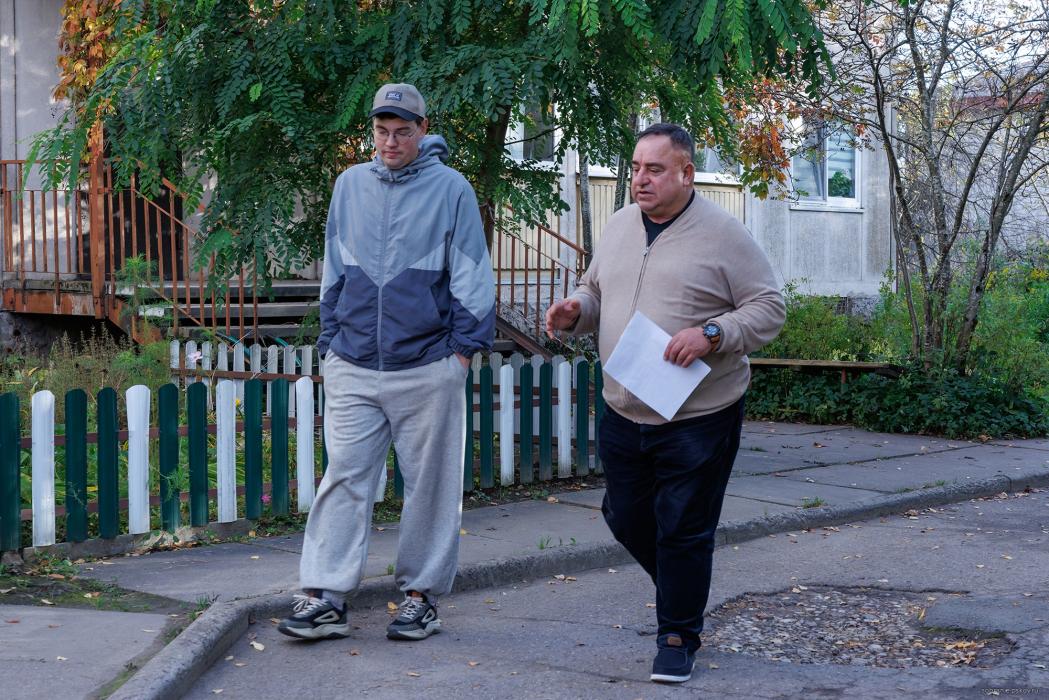 Депутат Алексей Севастьянов встретился с жителями Военного городка в Крестах