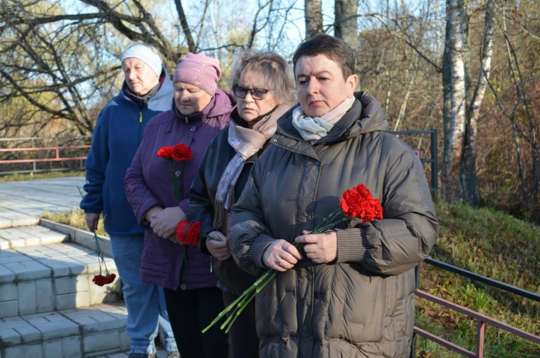 Память жива: в Бежаницком округе почтили жертв сожжённых деревень