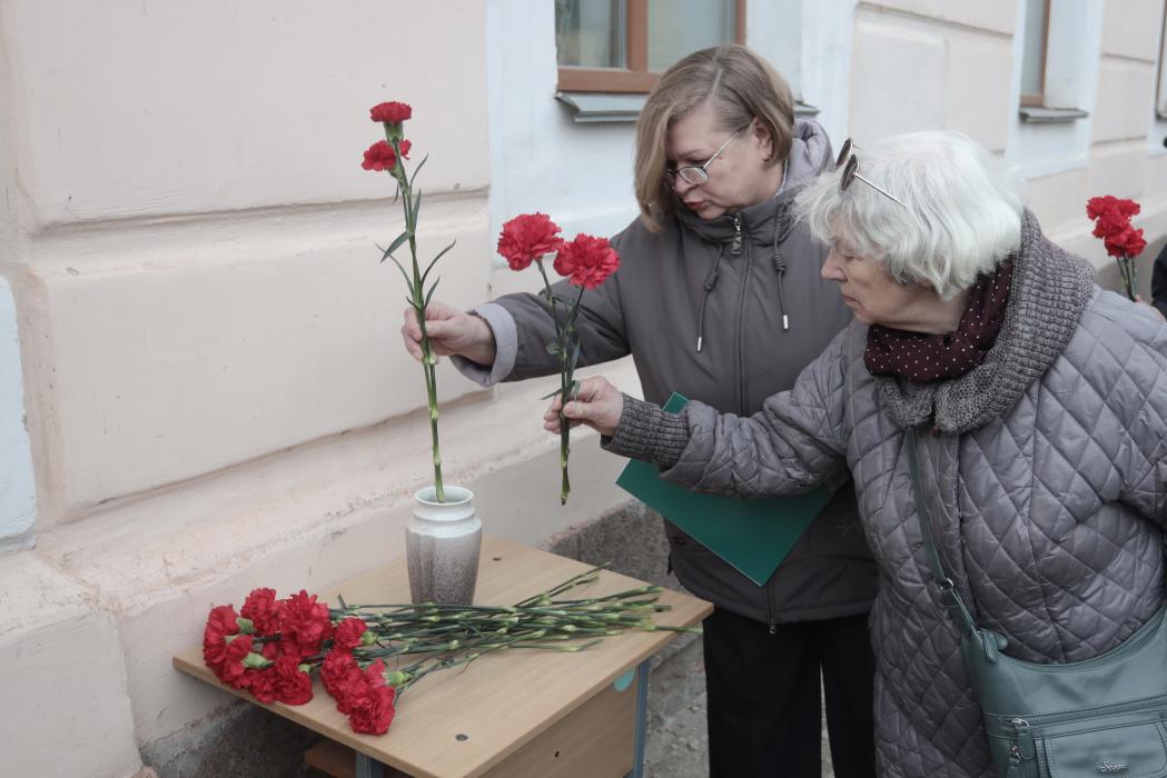 Мемориальную доску врачу-ортопеду Герману Альбрехту открыли на фасаде школы в Пскове