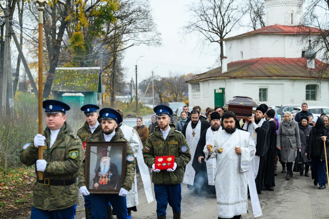 Гроб с телом протоиерея Олега Тэора доставили в храм Александра Невского