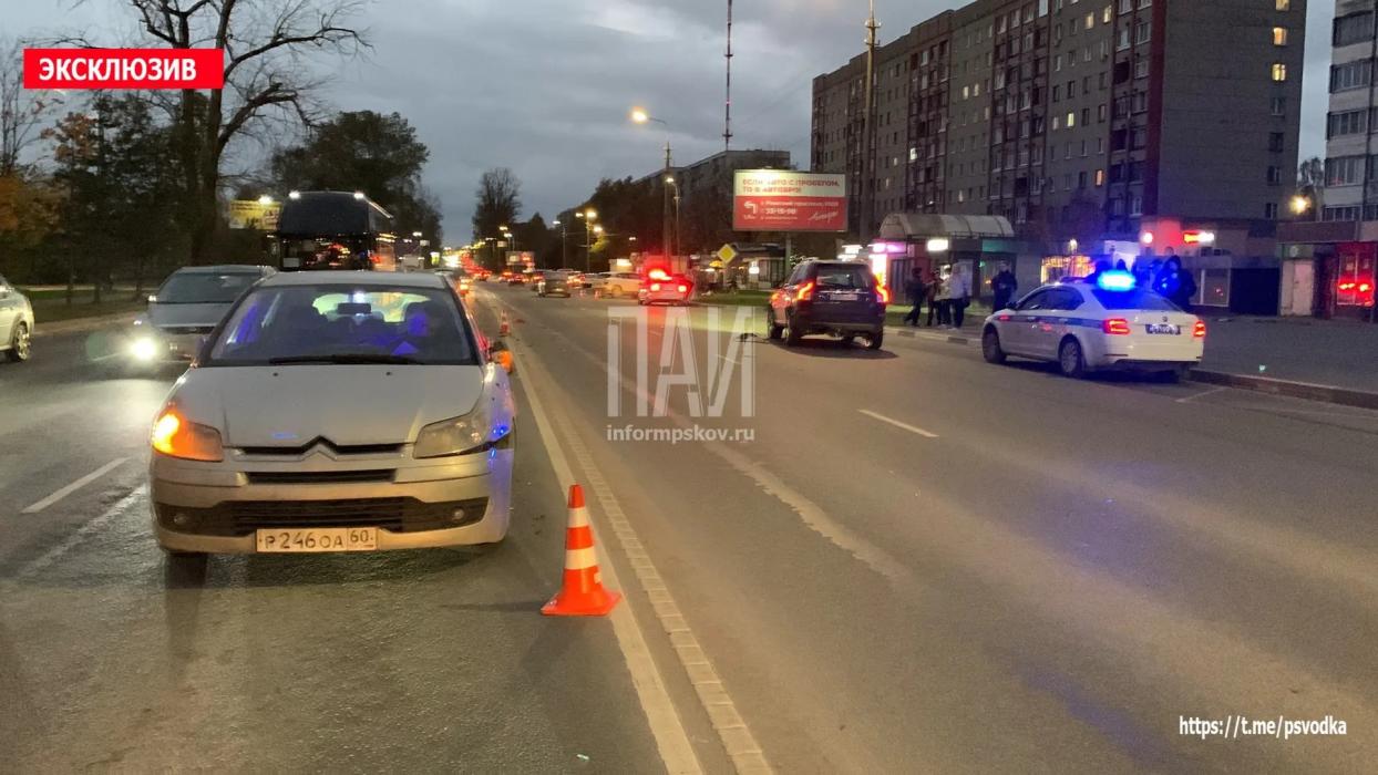 Подросток пострадал во время двойного ДТП на Рижском проспекте в Пскове