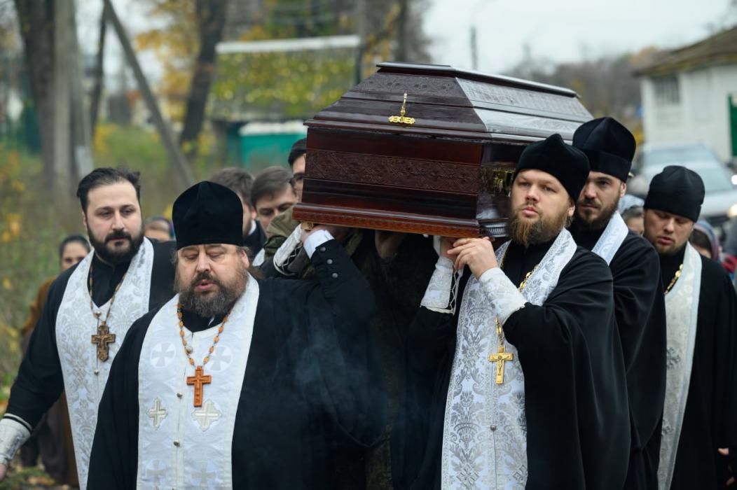 Гроб с телом протоиерея Олега Тэора доставили в храм Александра Невского