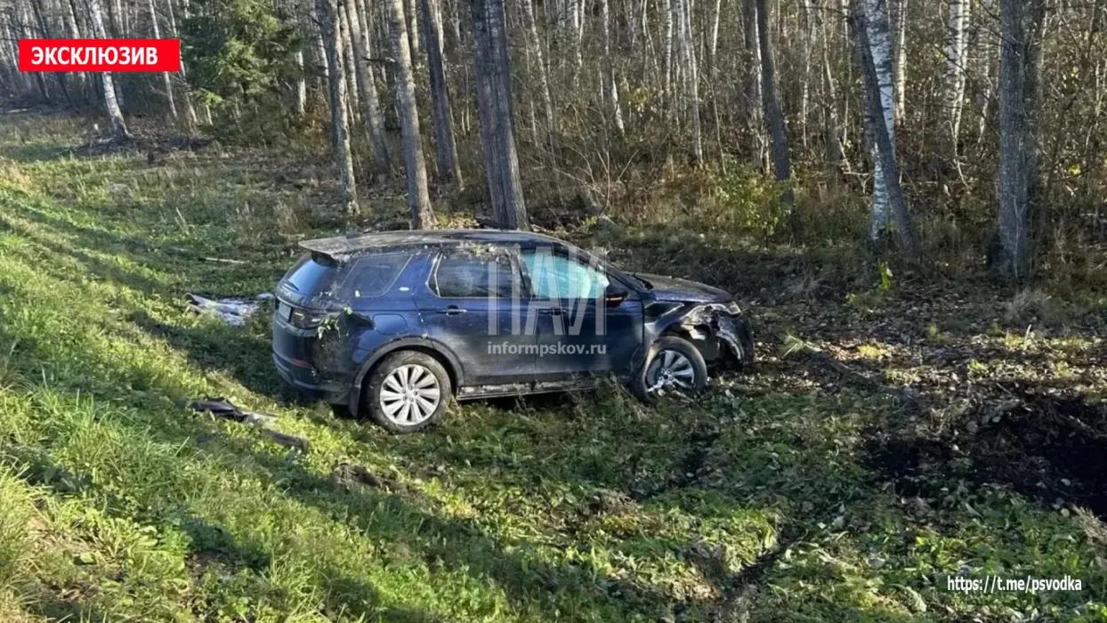 В Плюсском районе Land Rover съехал в кювет и опрокинулся