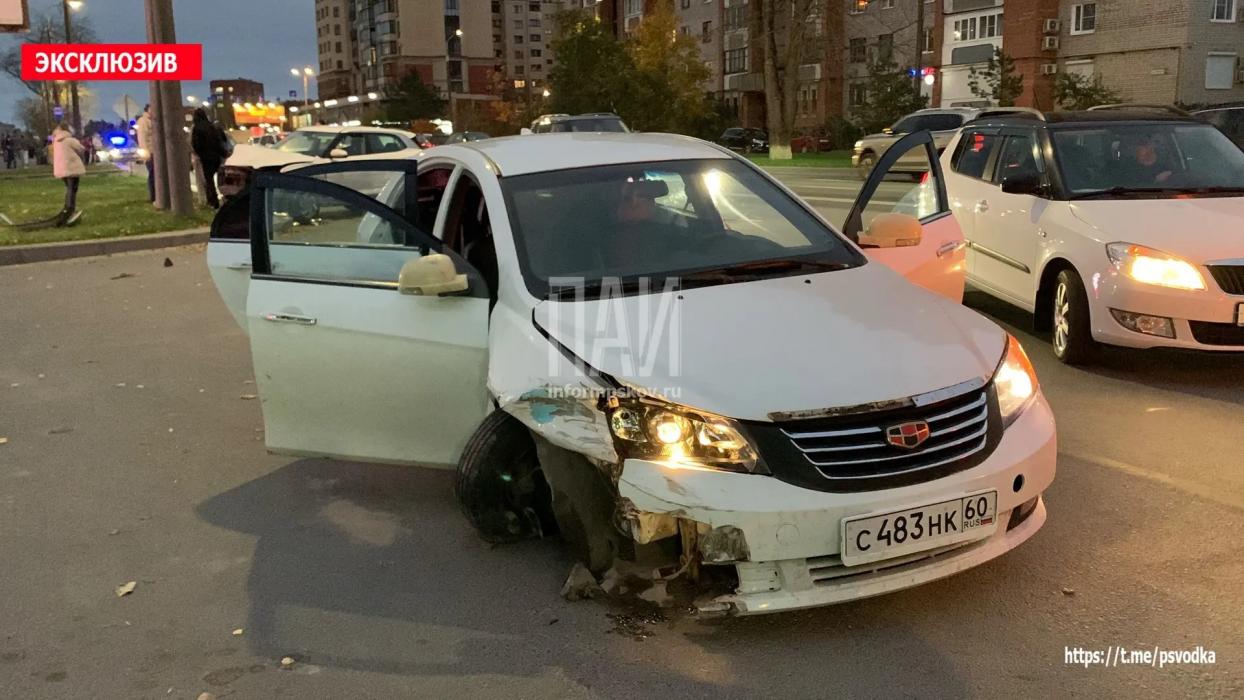 Подросток пострадал во время двойного ДТП на Рижском проспекте в Пскове