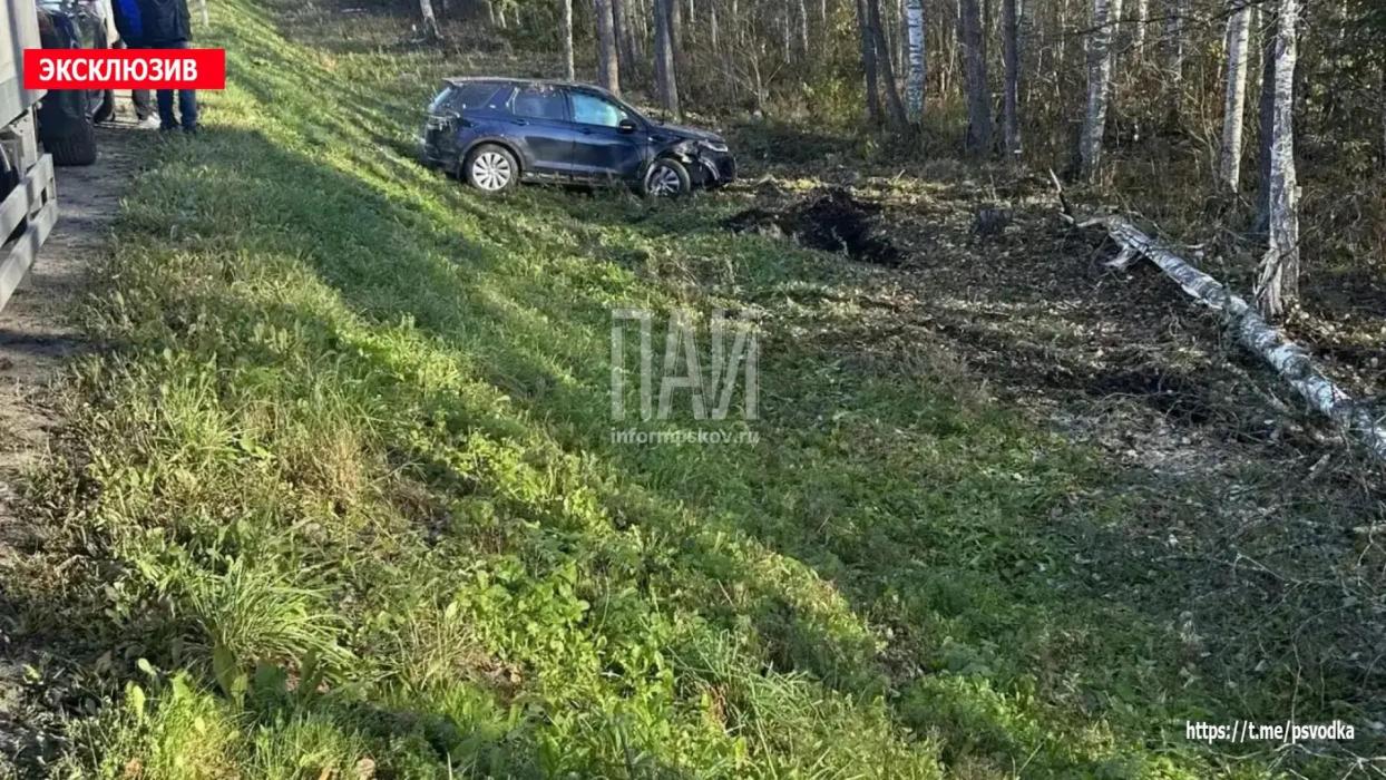 В Плюсском районе Land Rover съехал в кювет и опрокинулся