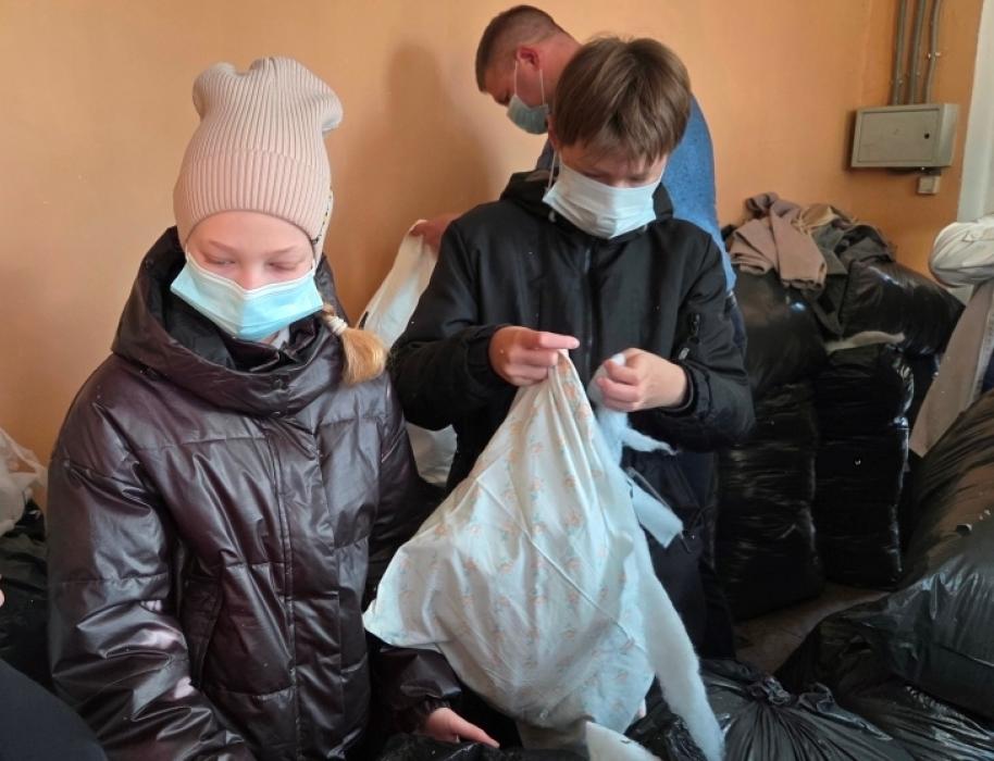 В Себеже школьники и активисты сшили подушки для участников СВО