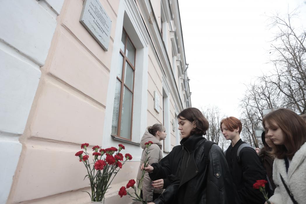 Мемориальную доску врачу-ортопеду Герману Альбрехту открыли на фасаде школы в Пскове