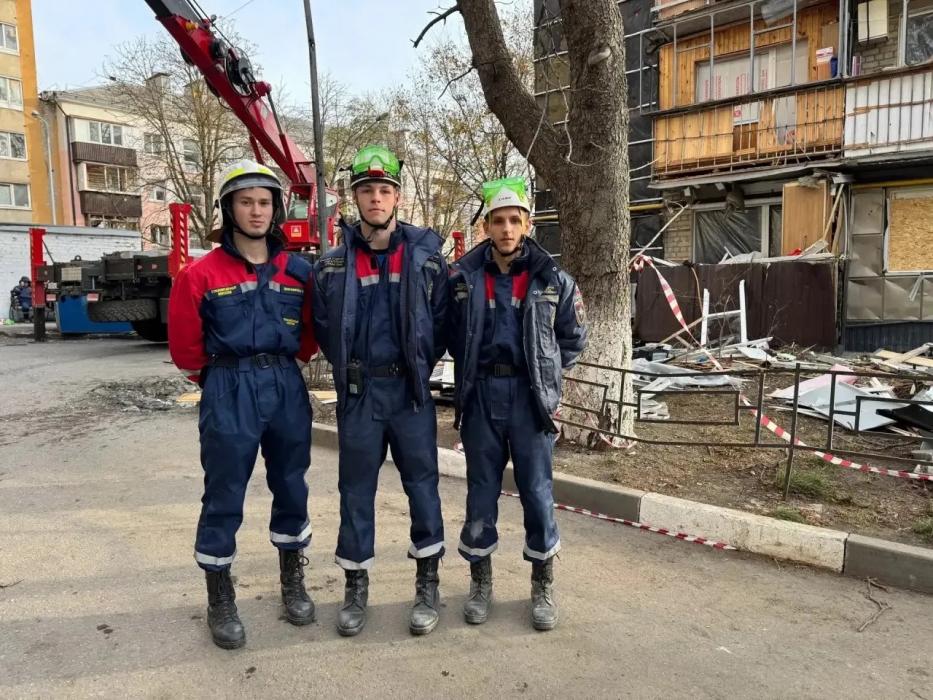 Псковские студенты-спасатели помогают восстанавливать Белгород после обстрелов