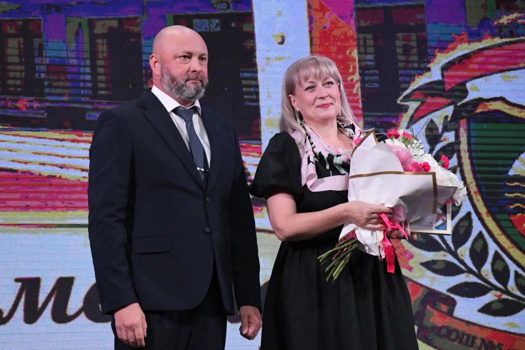 Учителей школы №5 в Пскове наградили в честь 80-летия учреждения