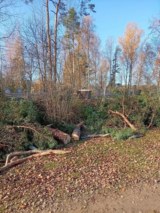 Благоустройство кладбища продолжается в деревне Бояриново Себежского района