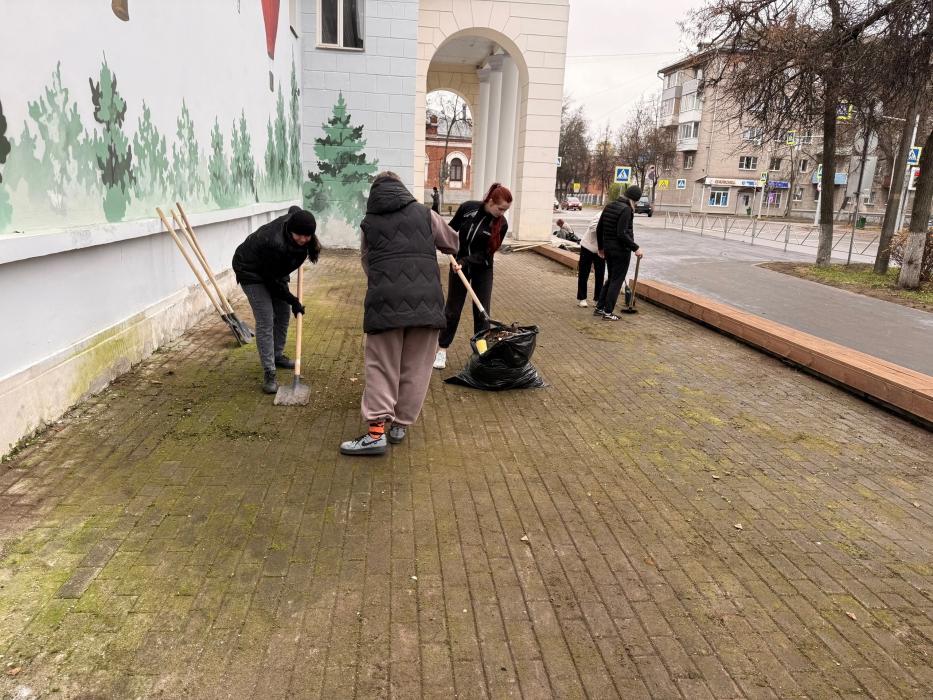 Великолучане провели субботник в будущем Доме молодёжи