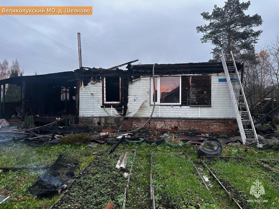  Жилой дом сгорел в Великолукском районе