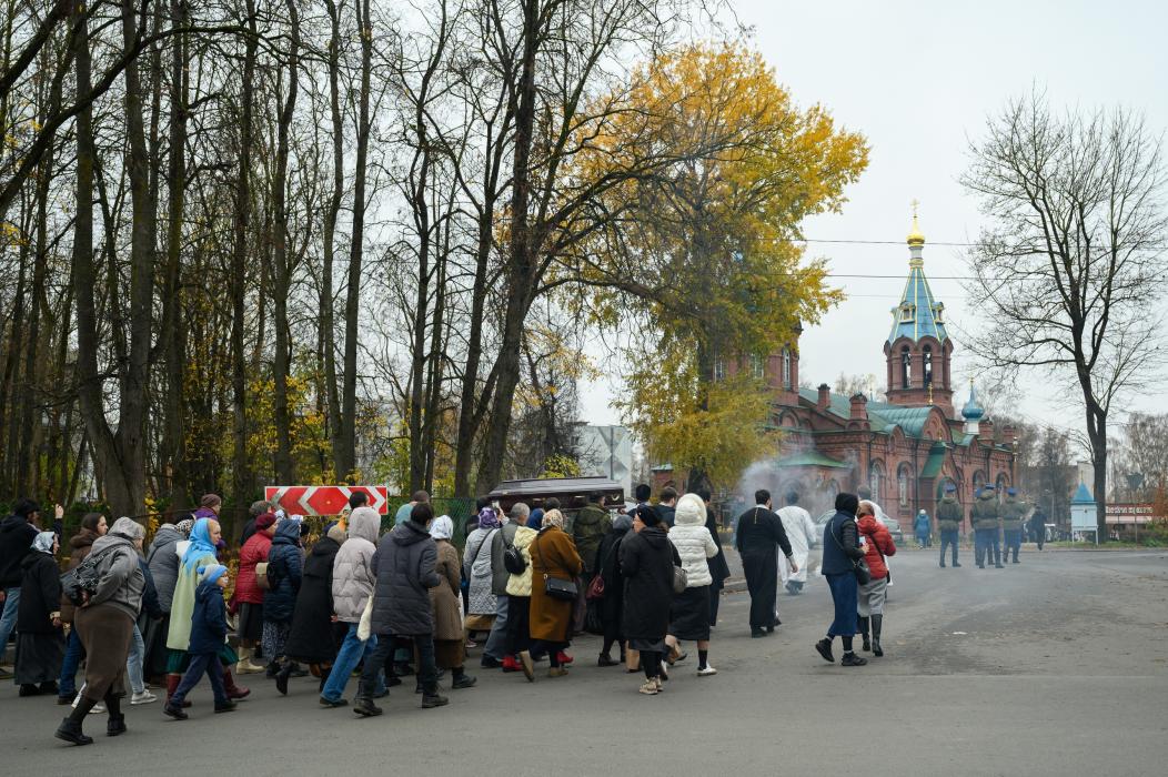 Гроб с телом протоиерея Олега Тэора доставили в храм Александра Невского