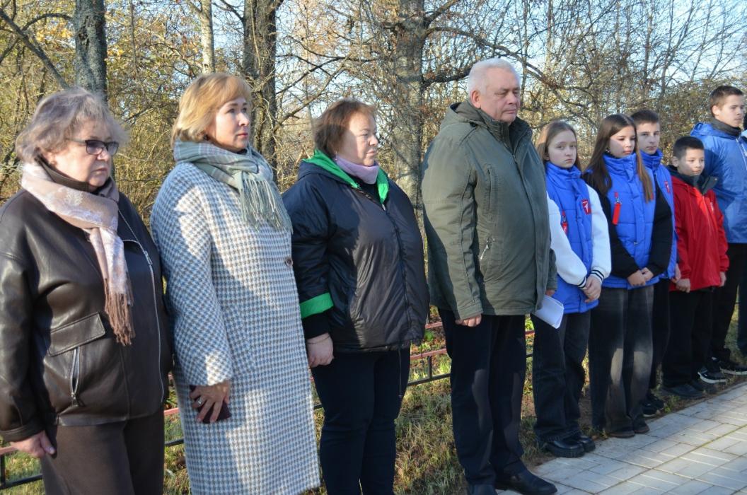 Память жива: в Бежаницком округе почтили жертв сожжённых деревень