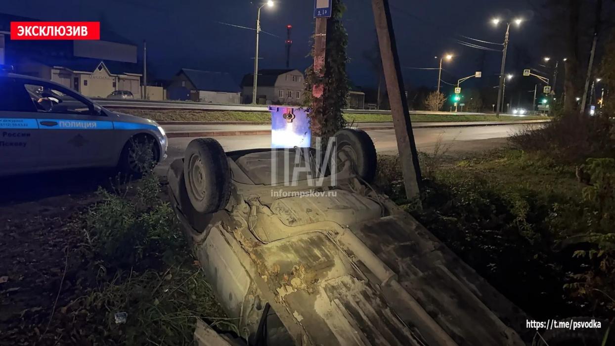 В Пскове пьяный водитель на ВАЗе съехал в кювет
