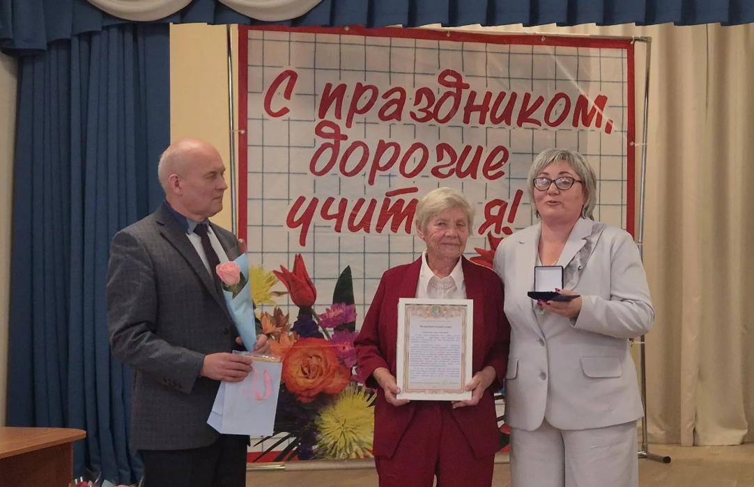 Глава Плюсского округа вручила награды педагогам накануне Дня учителя