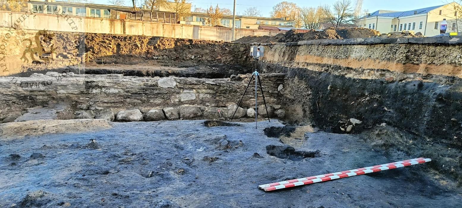 Раскопки на старом рынке в Пскове
