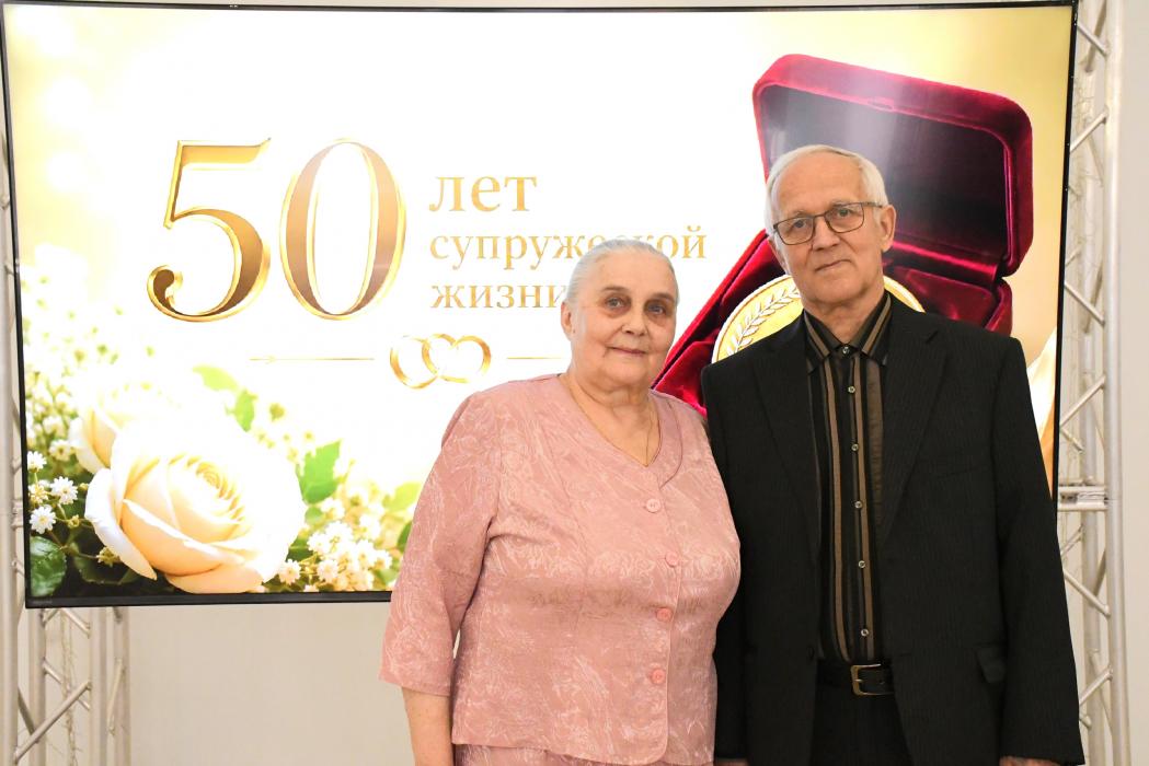 25 парам вручили медали «За любовь и верность» в Пскове