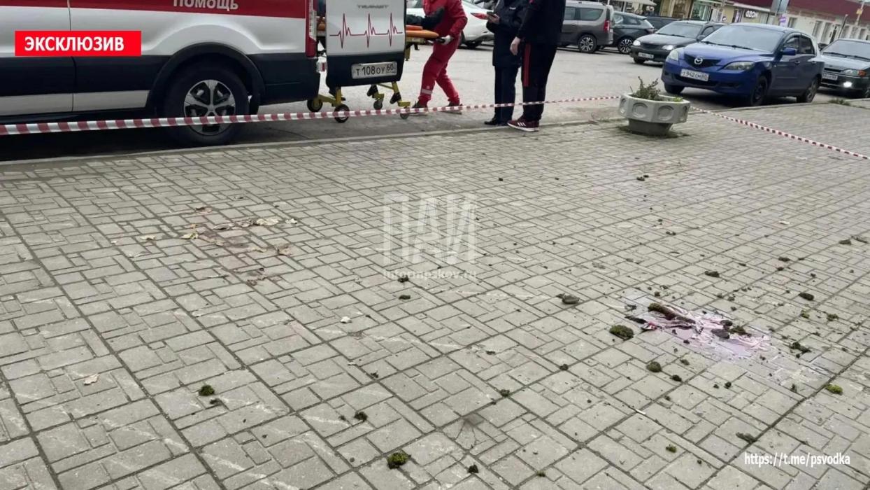 В Острове мужчина упал с пятого этажа во время ремонта балкона