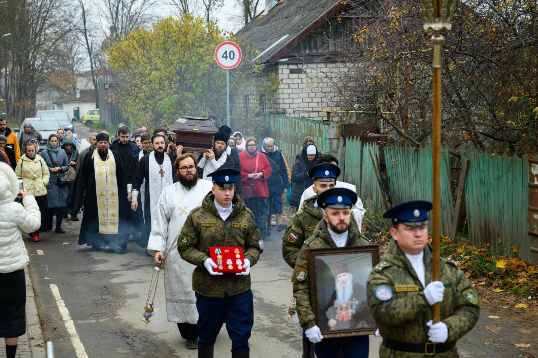 Гроб с телом протоиерея Олега Тэора доставили в храм Александра Невского