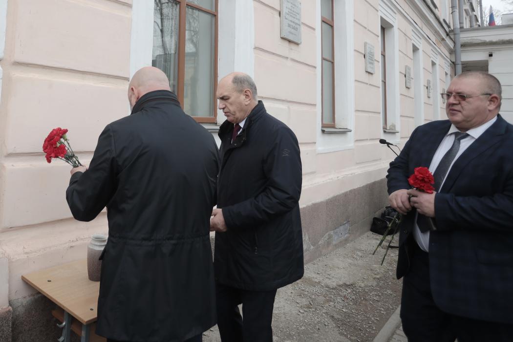 Мемориальную доску врачу-ортопеду Герману Альбрехту открыли на фасаде школы в Пскове