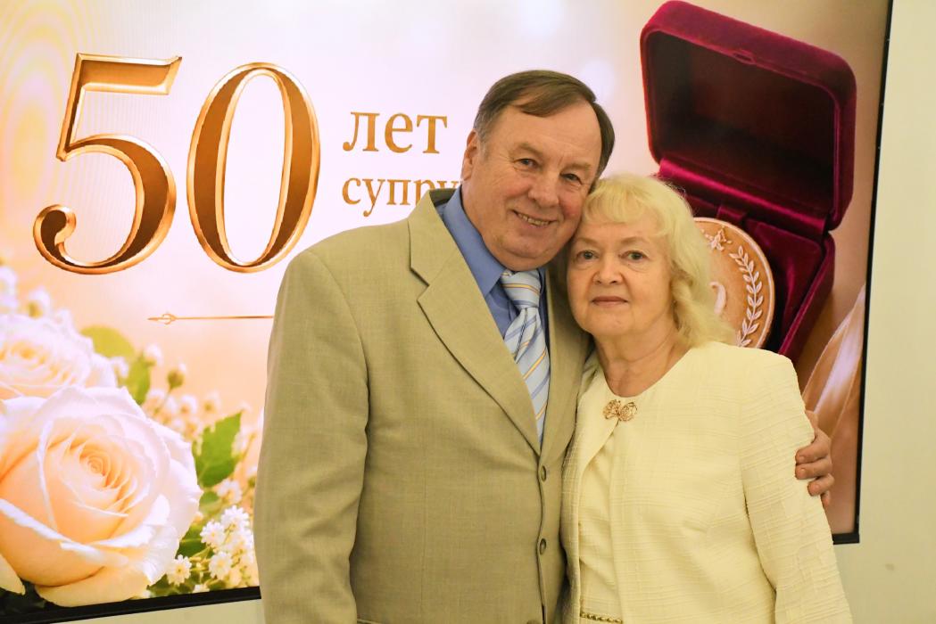 25 парам вручили медали «За любовь и верность» в Пскове
