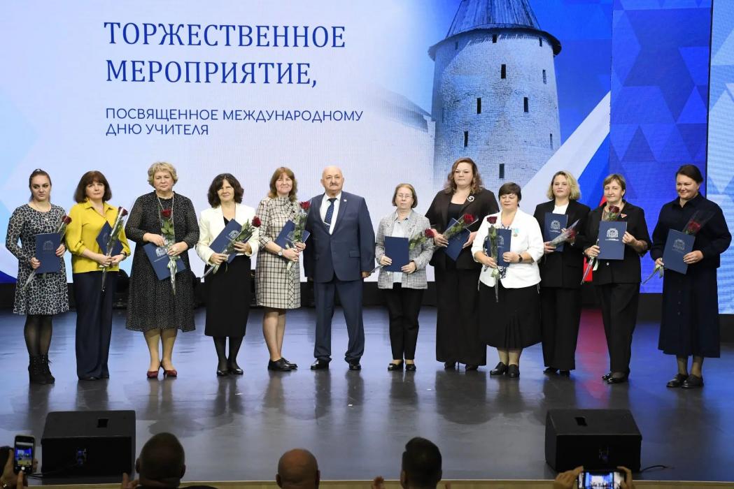 Псковским педагогам вручили государственные награды