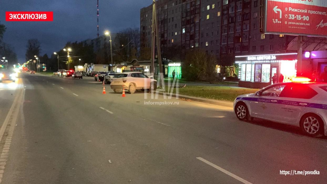 Подросток пострадал во время двойного ДТП на Рижском проспекте в Пскове