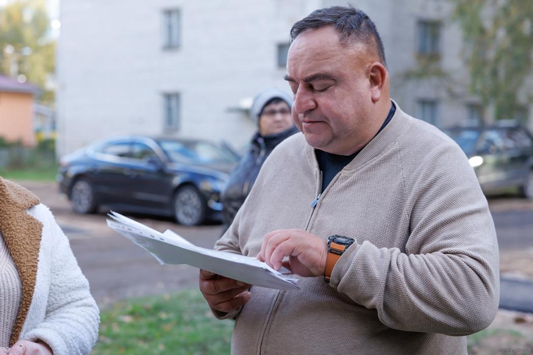 Депутат Алексей Севастьянов встретился с жителями Военного городка в Крестах