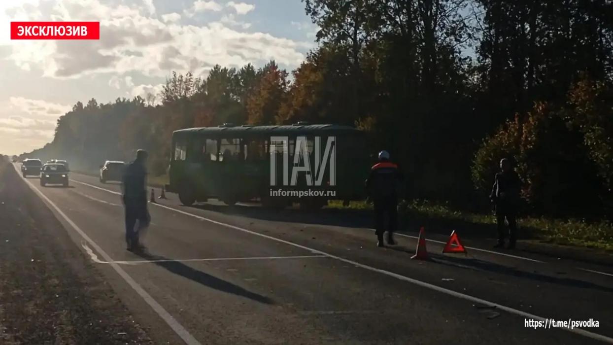 Столкновение автобуса и легкового автомобиля произошло в Псковском районе