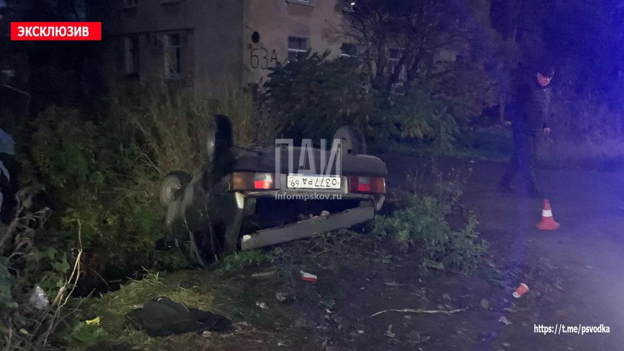 В Пскове пьяный водитель на ВАЗе съехал в кювет