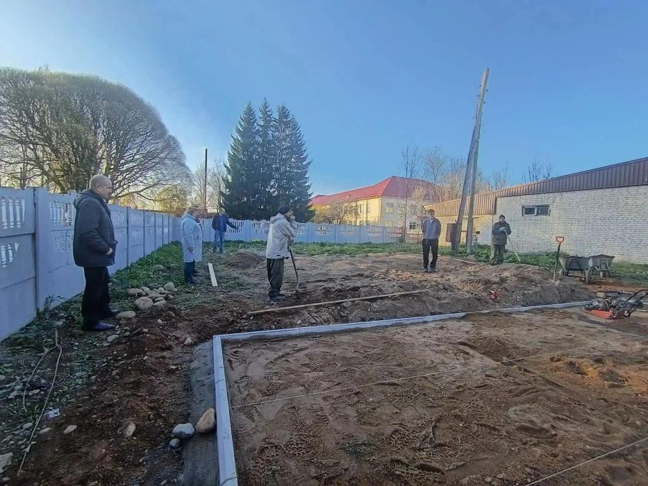 Зону ожидания обустраивают рядом со школой в Новоржевском районе