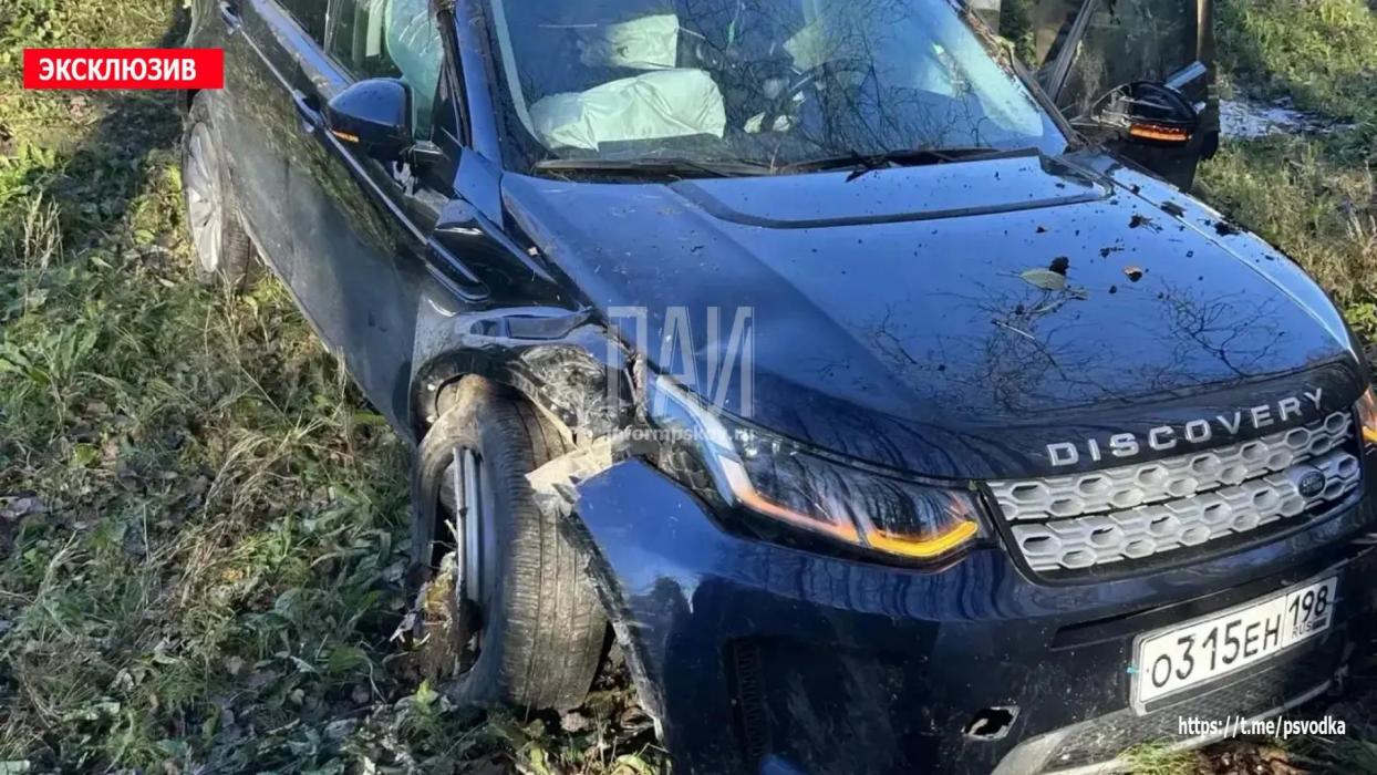 В Плюсском районе Land Rover съехал в кювет и опрокинулся
