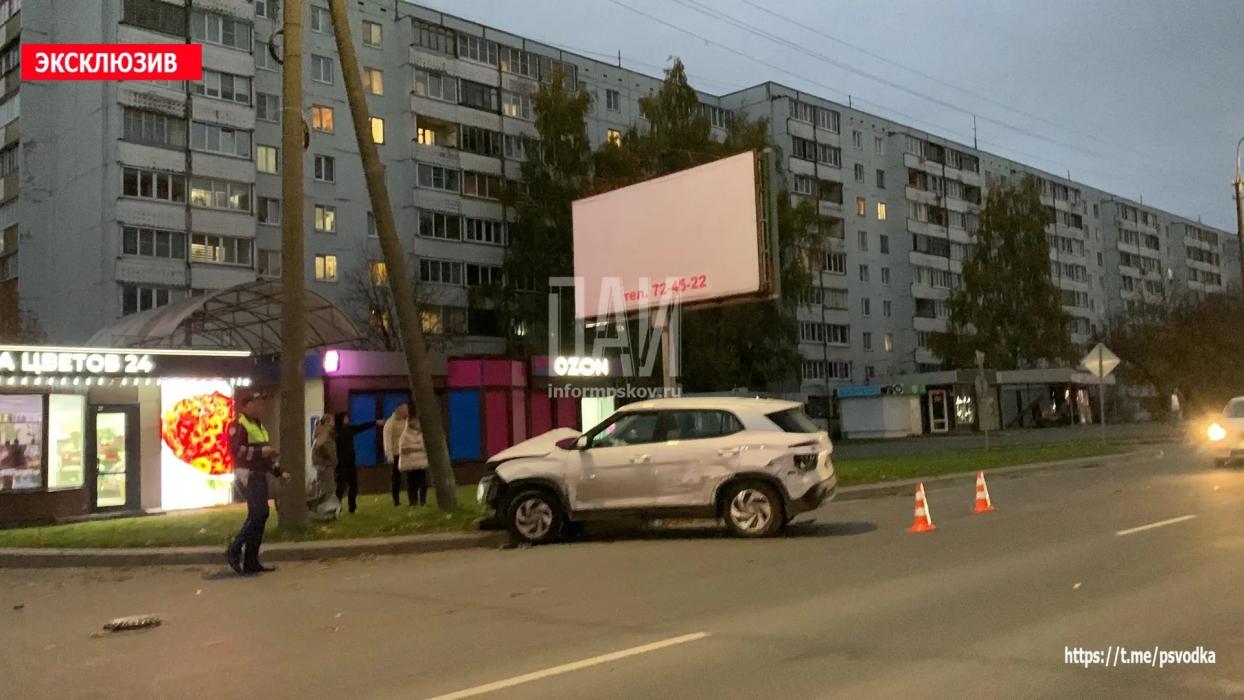 Подросток пострадал во время двойного ДТП на Рижском проспекте в Пскове
