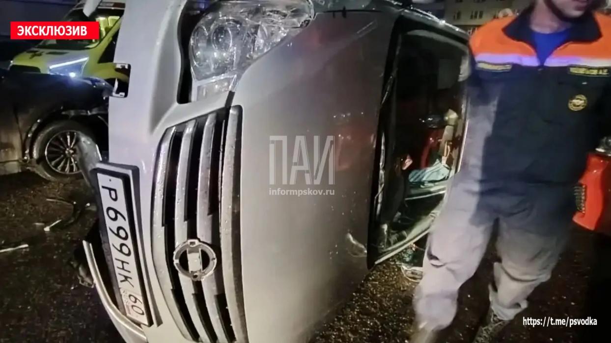 В Пскове Nissan протаранил автомобили на парковке и перевернулся 