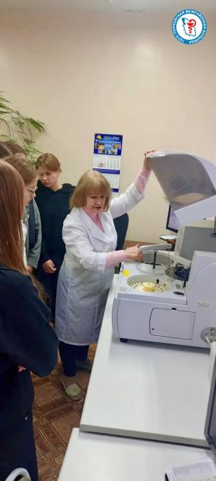 Экскурсию по женской консультации провели школьникам в Дедовичах