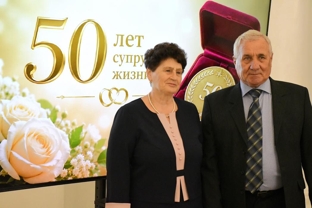 25 парам вручили медали «За любовь и верность» в Пскове