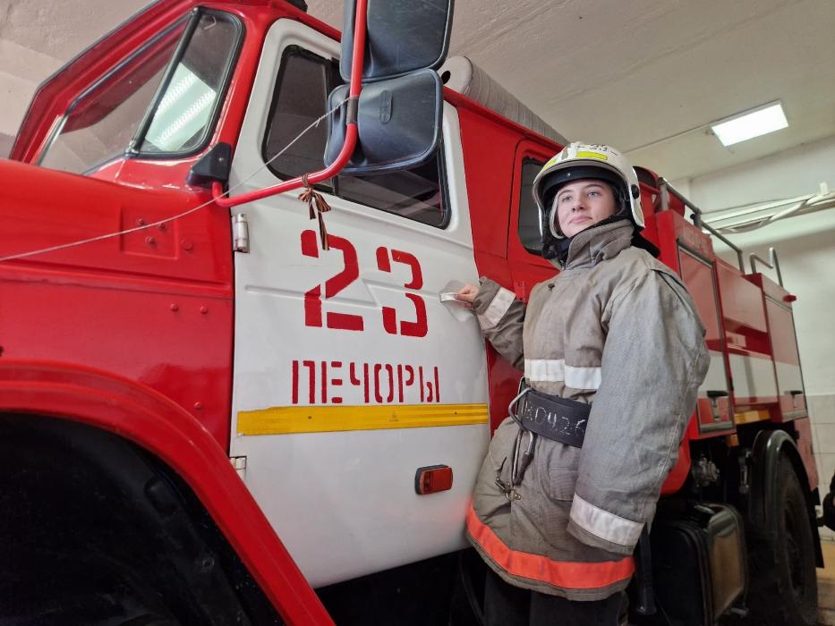 Ученики Печорской гимназии побывали на экскурсии в пожарной части № 23